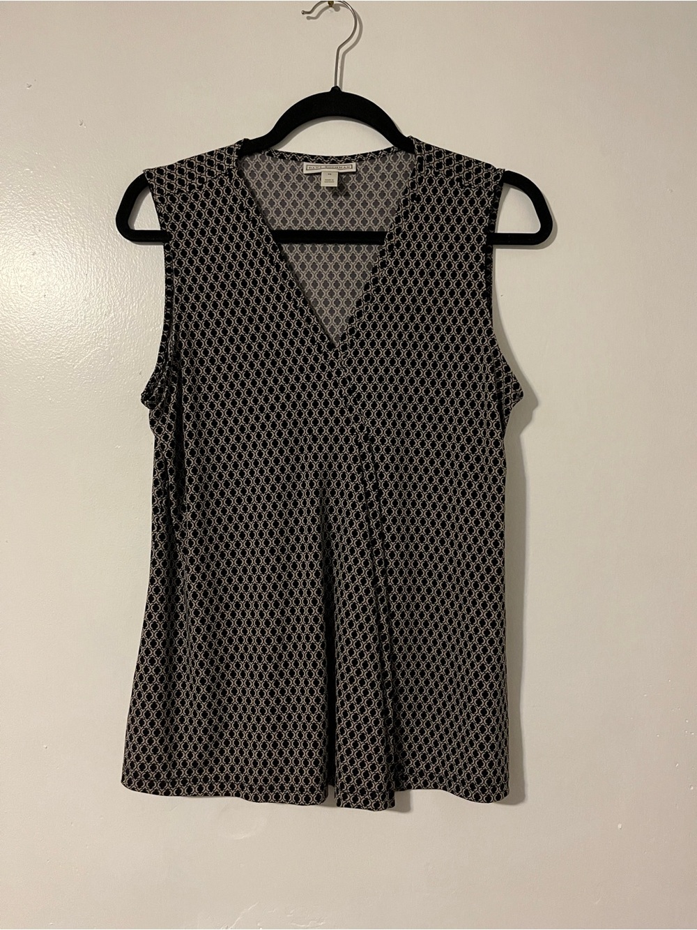 Dana Buchman Black and White Sleeveless V-Neck Geometric Print Blouse